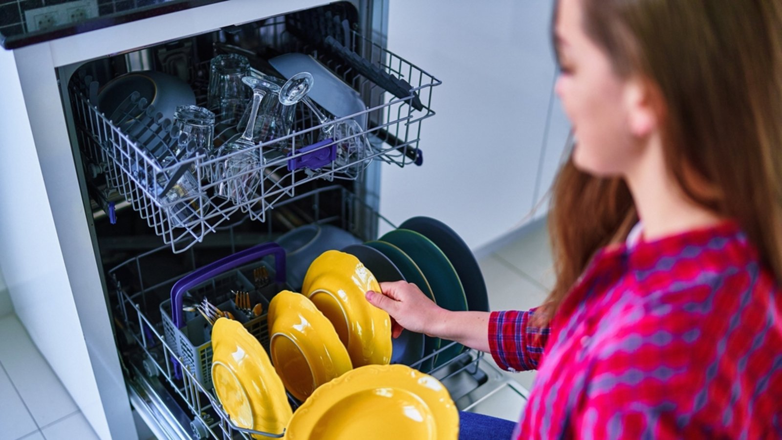 So viel kostet einmal das Geschirr spülen.Foto: goffkein.pro / shutterstock.com So viel kostet einmal das Geschirr spülen.Foto: goffkein.pro / shutterstock.com