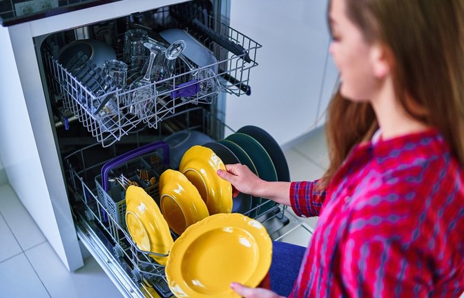 So viel kostet einmal das Geschirr spülen.<span class='image-autor'>Foto: goffkein.pro / shutterstock.com</span>