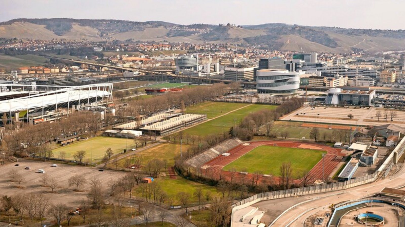 Ein Blick auf einen Teil des 55 Hektar großen Neckarparks mit den Veranstaltungs- und Sportflächen sowie der Daimler-Teststrecke. Eine große Aufgabe der Stadt ist es, die vielen versiegelten Flächen aufzubrechen und so die Aufenthaltsqualität zu verbessern.Foto: Lichtgut/Max Kovalenko