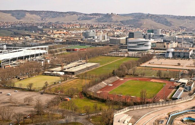 Ein Blick auf einen Teil des 55 Hektar großen Neckarparks mit den Veranstaltungs- und Sportflächen sowie der Daimler-Teststrecke. Eine große Aufgabe der Stadt ist es, die vielen versiegelten Flächen aufzubrechen und so die Aufenthaltsqualität zu verbessern.<span class='image-autor'>Foto: Lichtgut/Max Kovalenko</span>