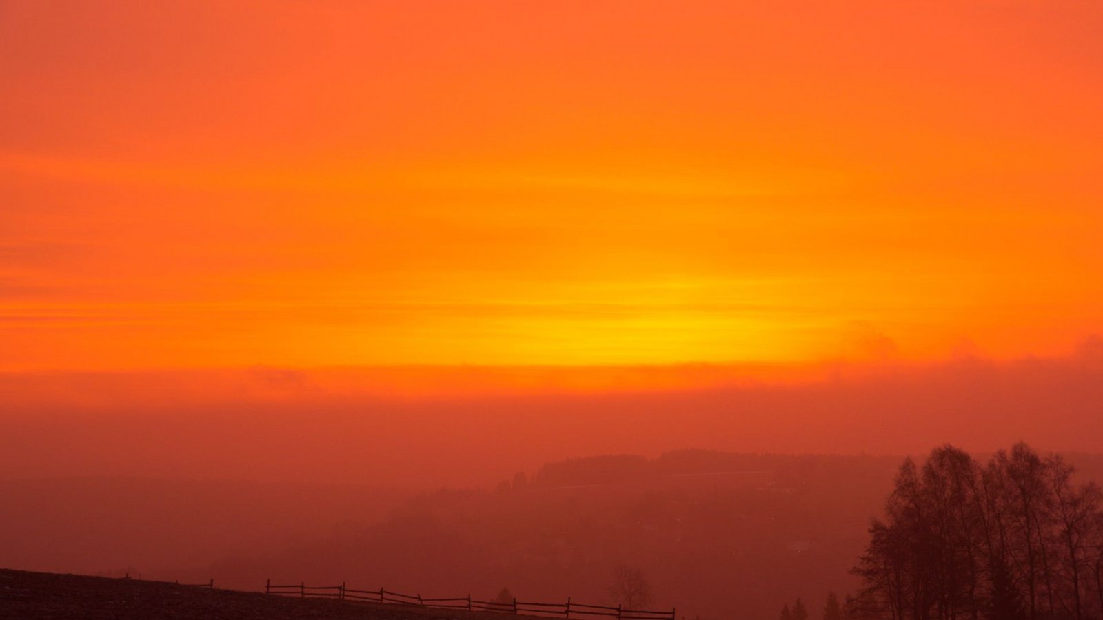 Wegen des Saharastaub in der Luft ist der Himmel bei Sonnenaufgang rötlich gefärbt – wie hier im sächsischen Bärenstein. Foto:Foto: promovie/dpa/Oliver Kaufmann Wegen des Saharastaub in der Luft ist der Himmel bei Sonnenaufgang rötlich gefärbt – wie hier im sächsischen Bärenstein. Foto:Foto: promovie/dpa/Oliver Kaufmann