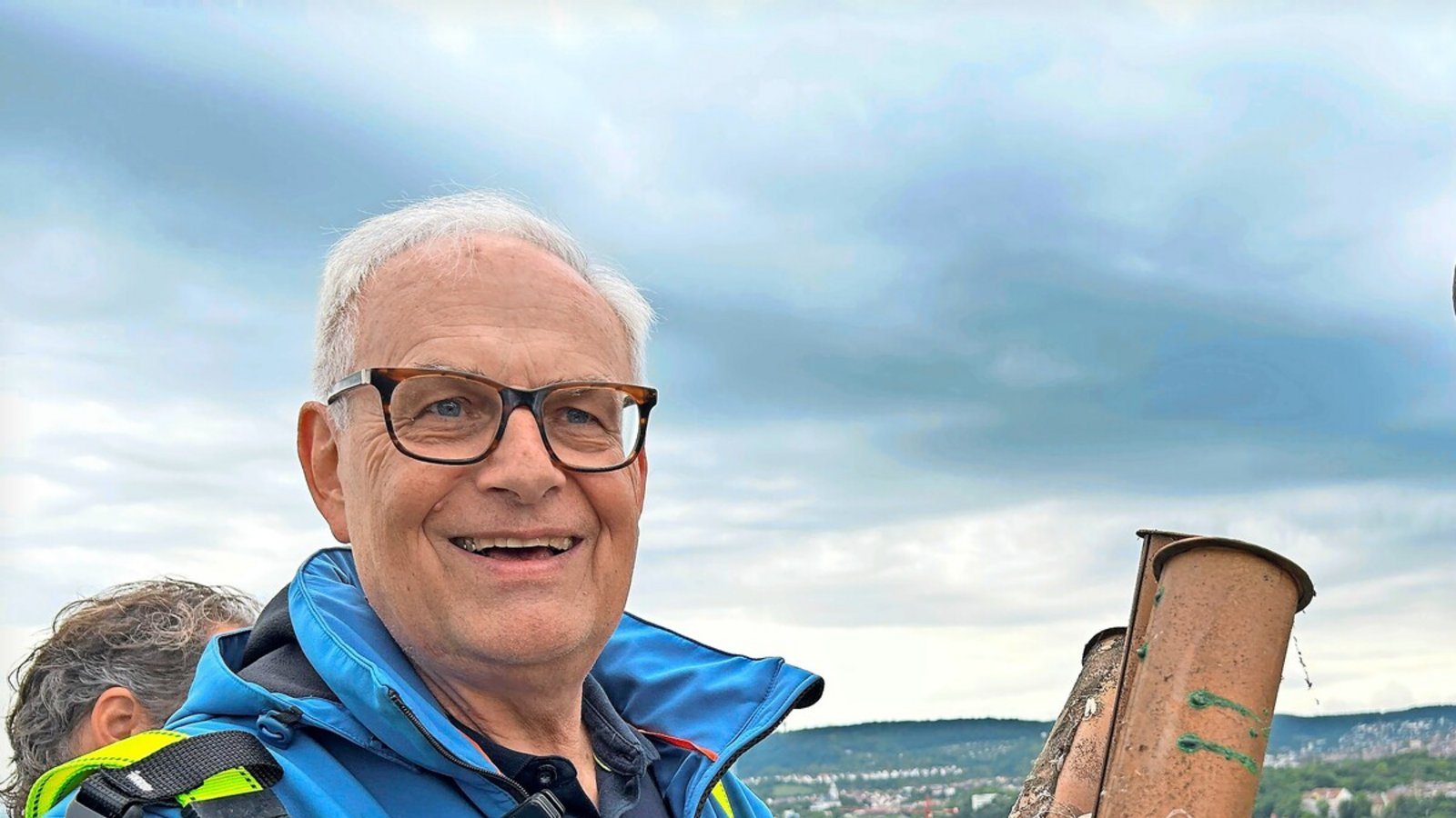 Dekan Eckart Schultz-Berg holt die Zeitkapseln aus der Turmspitze.Foto: Hanna Helder