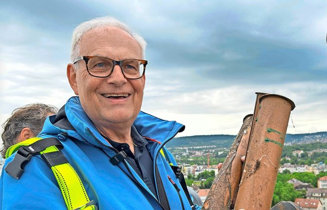 Dekan Eckart Schultz-Berg holt die Zeitkapseln aus der Turmspitze.<span class='image-autor'>Foto: Hanna Helder</span>