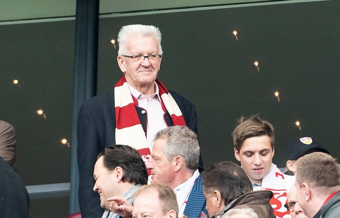 Eine Abwechslung vom  Politikalltag: Winfried Kretschmann bei einem Spiel des VfB Stuttgart. (Archivbild)<span class='image-autor'>Foto: imago images/EIBNER/Wolfgang Frank</span>