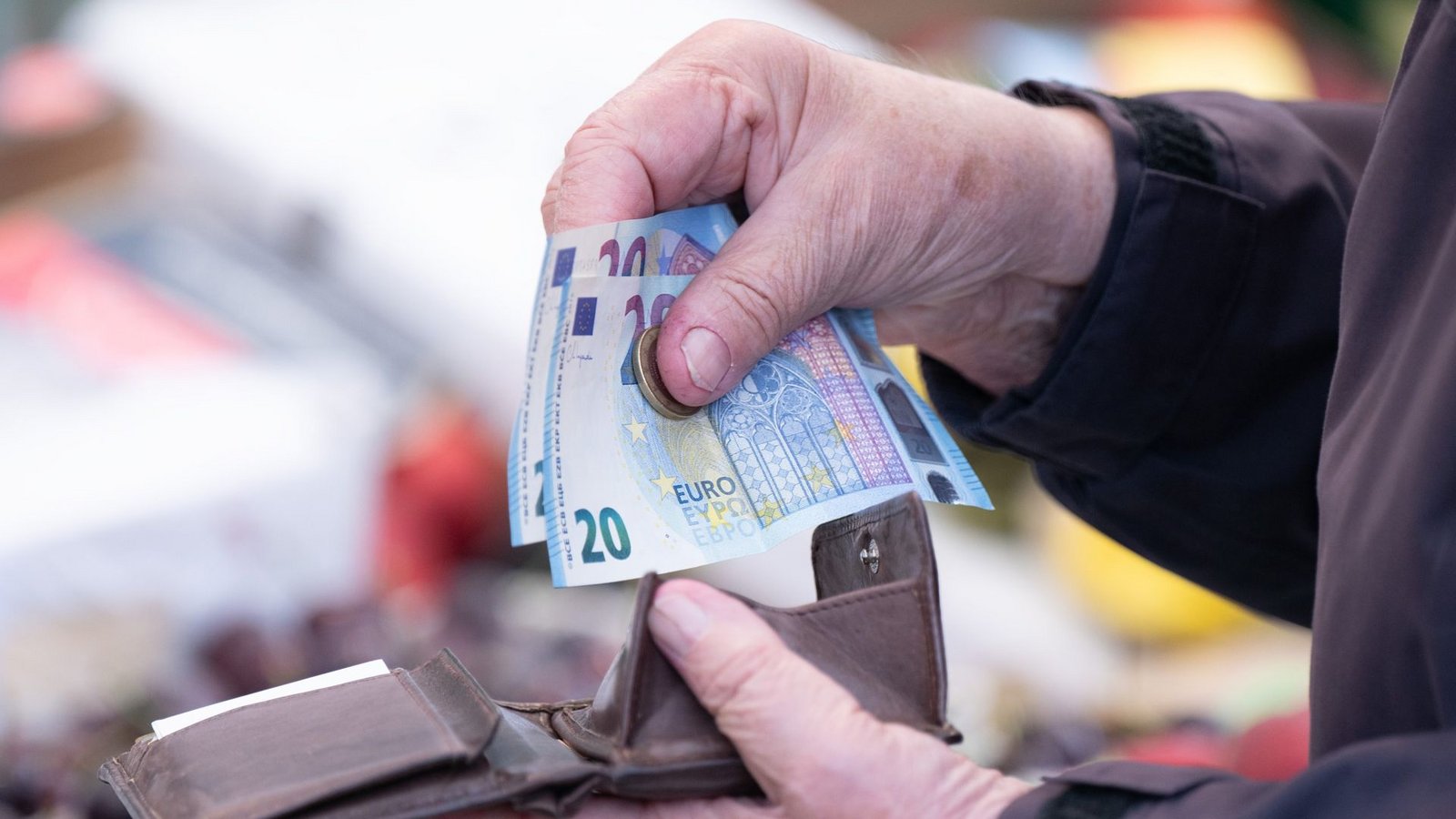 Die Frage, wie viel der Einkauf im Supermarkt kostet, belastet viele Menschen.Foto: dpa/Sebastian Kahnert Die Frage, wie viel der Einkauf im Supermarkt kostet, belastet viele Menschen.Foto: dpa/Sebastian Kahnert