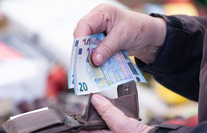 Die Frage, wie viel der Einkauf im Supermarkt kostet, belastet viele Menschen.<span class='image-autor'>Foto: dpa/Sebastian Kahnert</span>