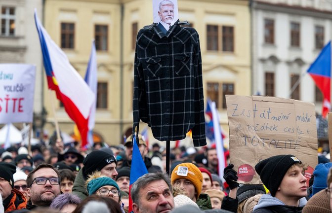 Zehntausende Menschen haben sich zu einer Solidaritätskundgebung im Stadtzentrum eingefunden, um sich demonstrativ hinter den liberalen Präsidenten Pavel zu stellen.<span class='image-autor'>Foto: Deml Ondřej/CTK/dpa/Deml Ondřej</span>
