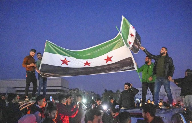 Syrer feiern in Damaskus den Sieg über das Assad-Regime.<span class='image-autor'>Foto: imago//Rami Alsayed</span>