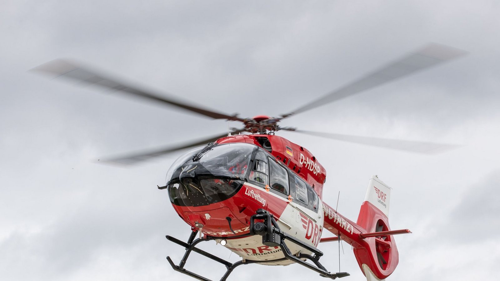 Der Zwölfjährige wurde mit einem Rettungshubschrauber nach Stuttgart gebracht. (Symbolbild)Foto: dpa/Daniel Karmann Der Zwölfjährige wurde mit einem Rettungshubschrauber nach Stuttgart gebracht. (Symbolbild)Foto: dpa/Daniel Karmann