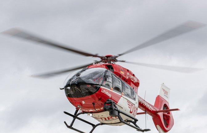 Der Zwölfjährige wurde mit einem Rettungshubschrauber nach Stuttgart gebracht. (Symbolbild)<span class='image-autor'>Foto: dpa/Daniel Karmann</span>