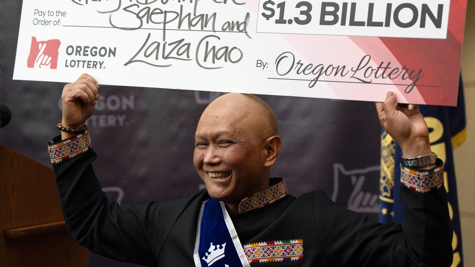 Cheng Saephan hält einen Riesencheck in Höhe von 1,3 Milliarden Dollar in die Höhe.Foto: Jenny Kane/AP/dpa