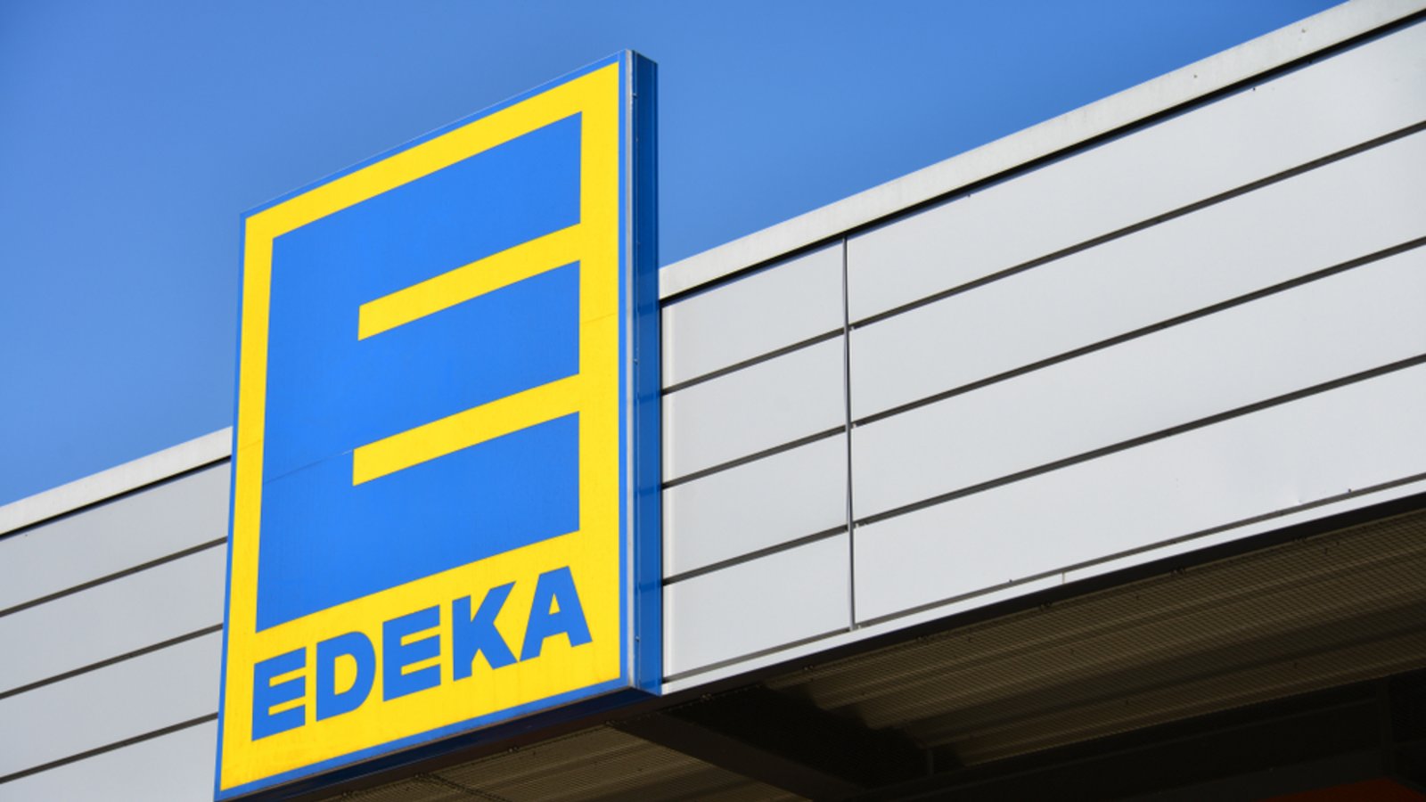 EDEKA streicht über 80 Biere von AB InBev aus dem Sortiment. Welche Biersorten normalerweise geliefert werden und welche Marken betroffen sind, erfahren Sie hier.Foto: Nitpicker / Shutterstock.com
