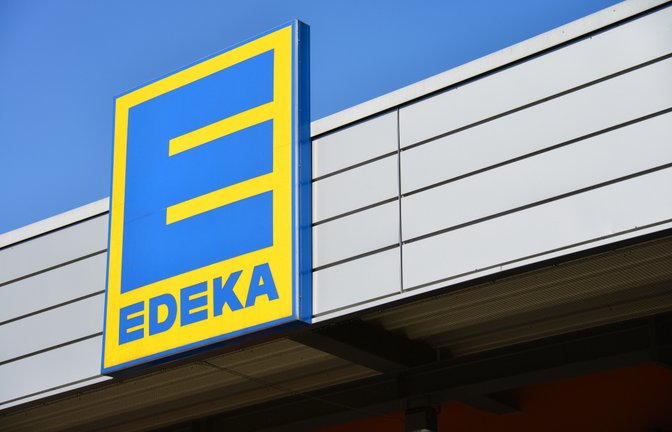 EDEKA streicht über 80 Biere von AB InBev aus dem Sortiment. Welche Biersorten normalerweise geliefert werden und welche Marken betroffen sind, erfahren Sie hier.<span class='image-autor'>Foto: Nitpicker / Shutterstock.com</span>