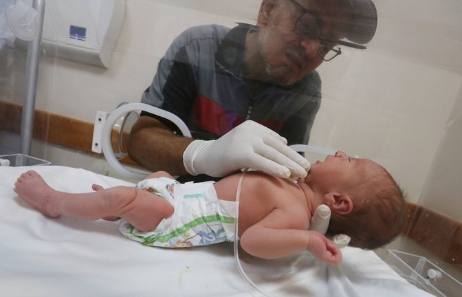 Mediziner retteten ein Baby aus dem Leib einer getöteten Palästinenserin (Archivfoto).<span class='image-autor'>Foto: IMAGO/APAimages/IMAGO/Omar Ashtawy \ apaimages</span>