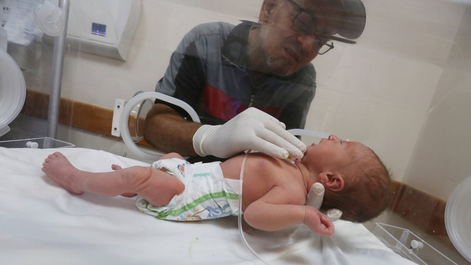 Mediziner retteten ein Baby aus dem Leib einer getöteten Palästinenserin (Archivfoto).Foto: IMAGO/APAimages/IMAGO/Omar Ashtawy \ apaimages