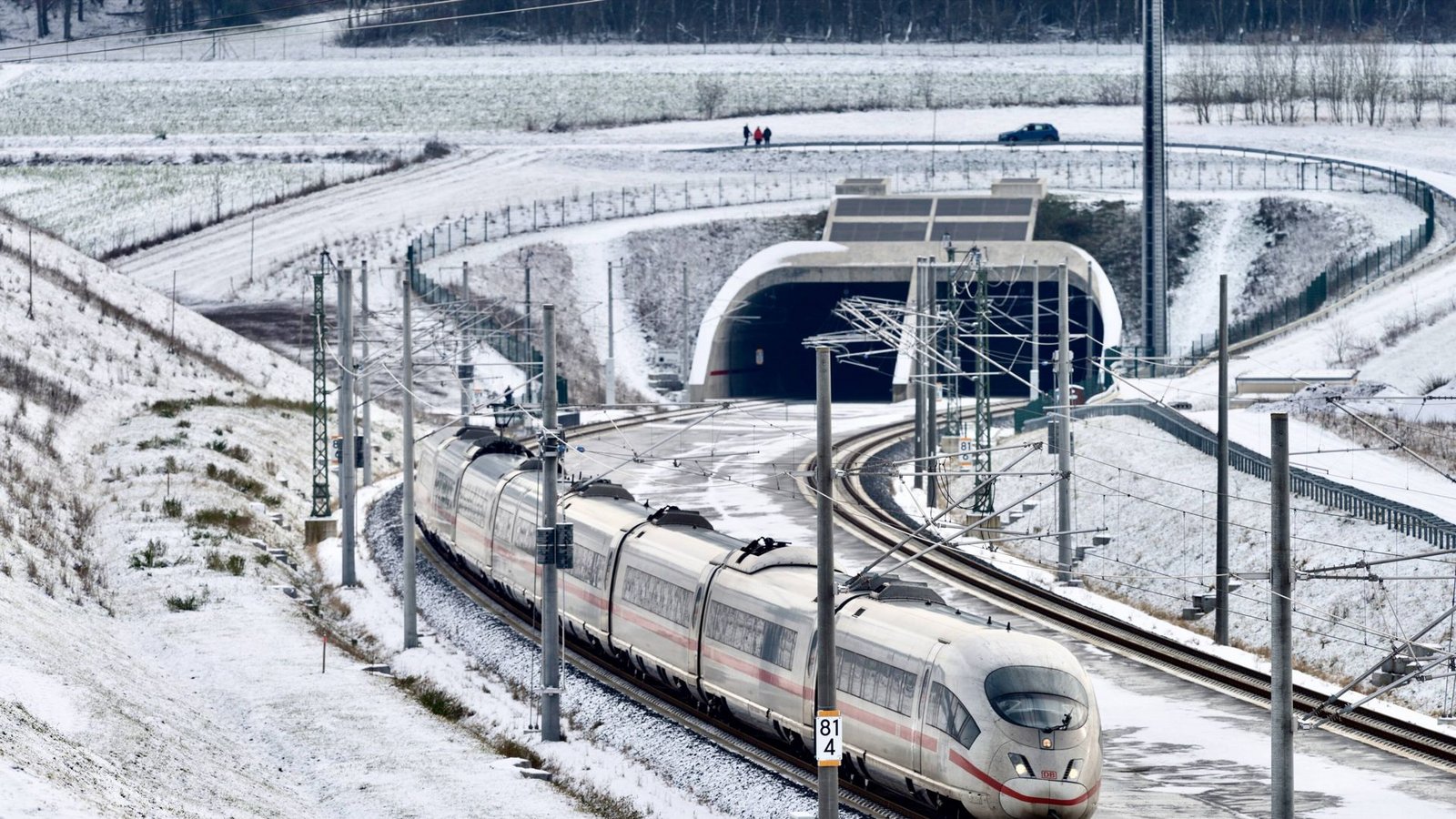 Ein ICE kurz nach dem Albabstiegstunnel auf der Fahrt Richtung Stuttgart.Foto: /Imago/Walter G. Allgöwer Ein ICE kurz nach dem Albabstiegstunnel auf der Fahrt Richtung Stuttgart.Foto: /Imago/Walter G. Allgöwer