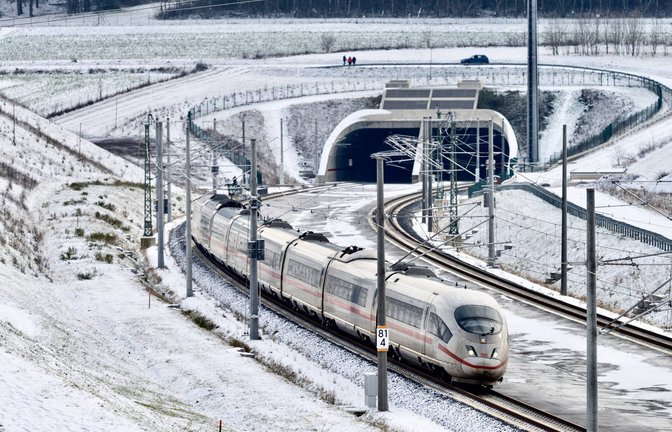 Ein ICE kurz nach dem Albabstiegstunnel auf der Fahrt Richtung Stuttgart.<span class='image-autor'>Foto: /Imago/Walter G. Allgöwer</span>