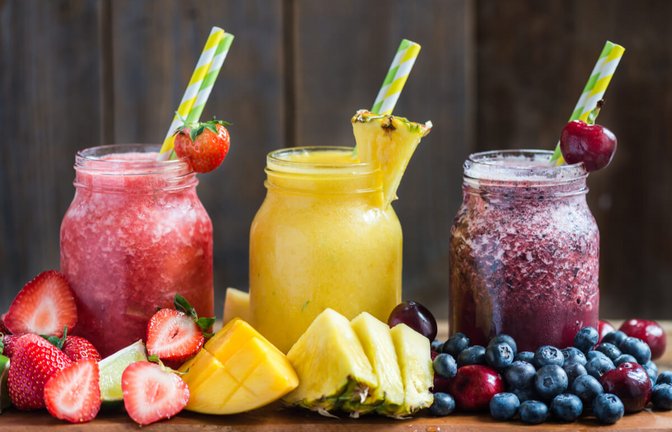 Wir zeigen Ihnen 6 Methoden, wie Sie Slush-Eis selber machen können und verraten Ihnen 10 Slushy-Rezepte mit und ohne Maschine.<span class='image-autor'>Foto: Anna Mente / Shutterstock.com</span>