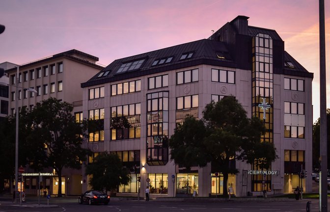 Bewegungen wie Scientology, hier die Stuttgarter Zentrale, werden zunehmend abgelöst durch vereinzelte Coaches und Esoteriker.<span class='image-autor'>Foto: Lichtgut/Max Kovalenko</span>