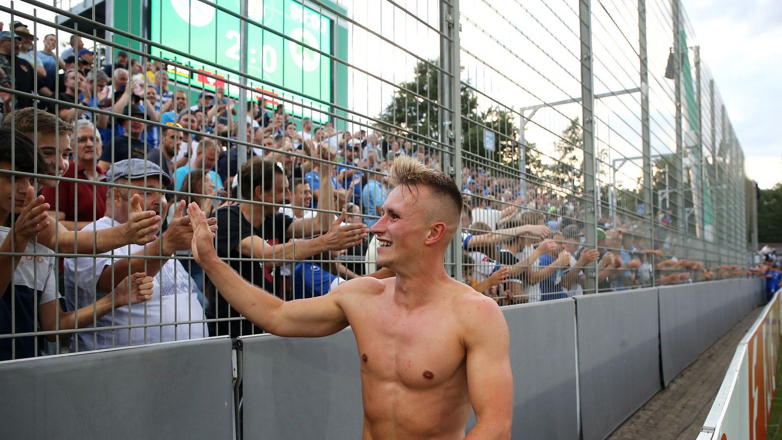 Malte Moos bedankt sich bei den Fans.Foto: Pressefoto Baumann/Julia Rahn