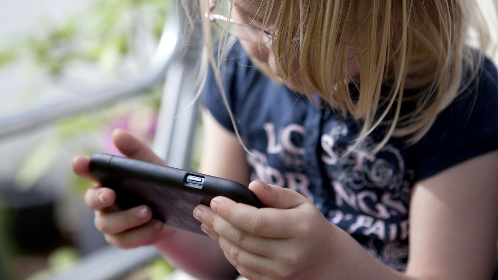 Die Augen nur auf dem Bildschirm: Auch auf die Lernleistung kann sich laut der Studie ein Smartphone-Verbot positiv auswirken (Symbolfoto).Foto: dpa-tmn/Silvia Marks