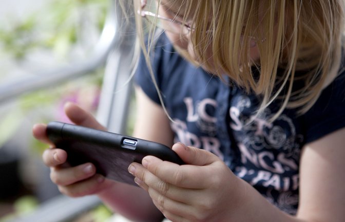 Die Augen nur auf dem Bildschirm: Auch auf die Lernleistung kann sich laut der Studie ein Smartphone-Verbot positiv auswirken (Symbolfoto).<span class='image-autor'>Foto: dpa-tmn/Silvia Marks</span>