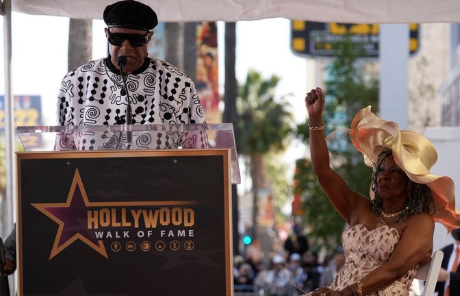 Der blinde Soul-Sänger Stevie Wonder (l) dankte Reeves für deren Unterstützung.<span class='image-autor'>Foto: Damian Dovarganes/AP/dpa</span>