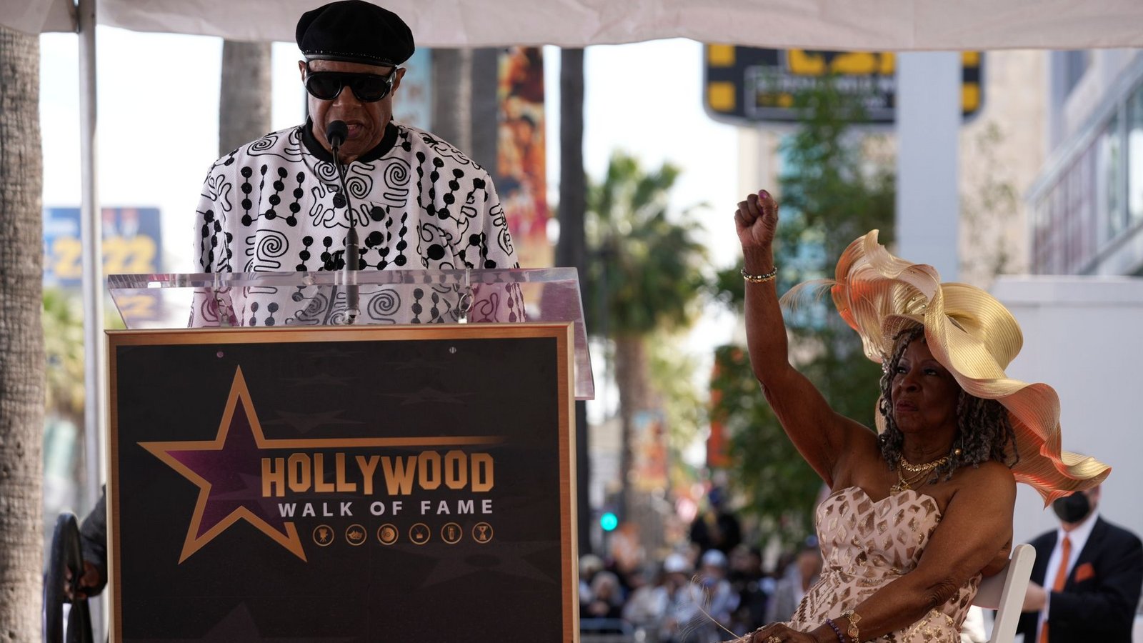 Der blinde Soul-Sänger Stevie Wonder (l) dankte Reeves für deren Unterstützung.Foto: Damian Dovarganes/AP/dpa