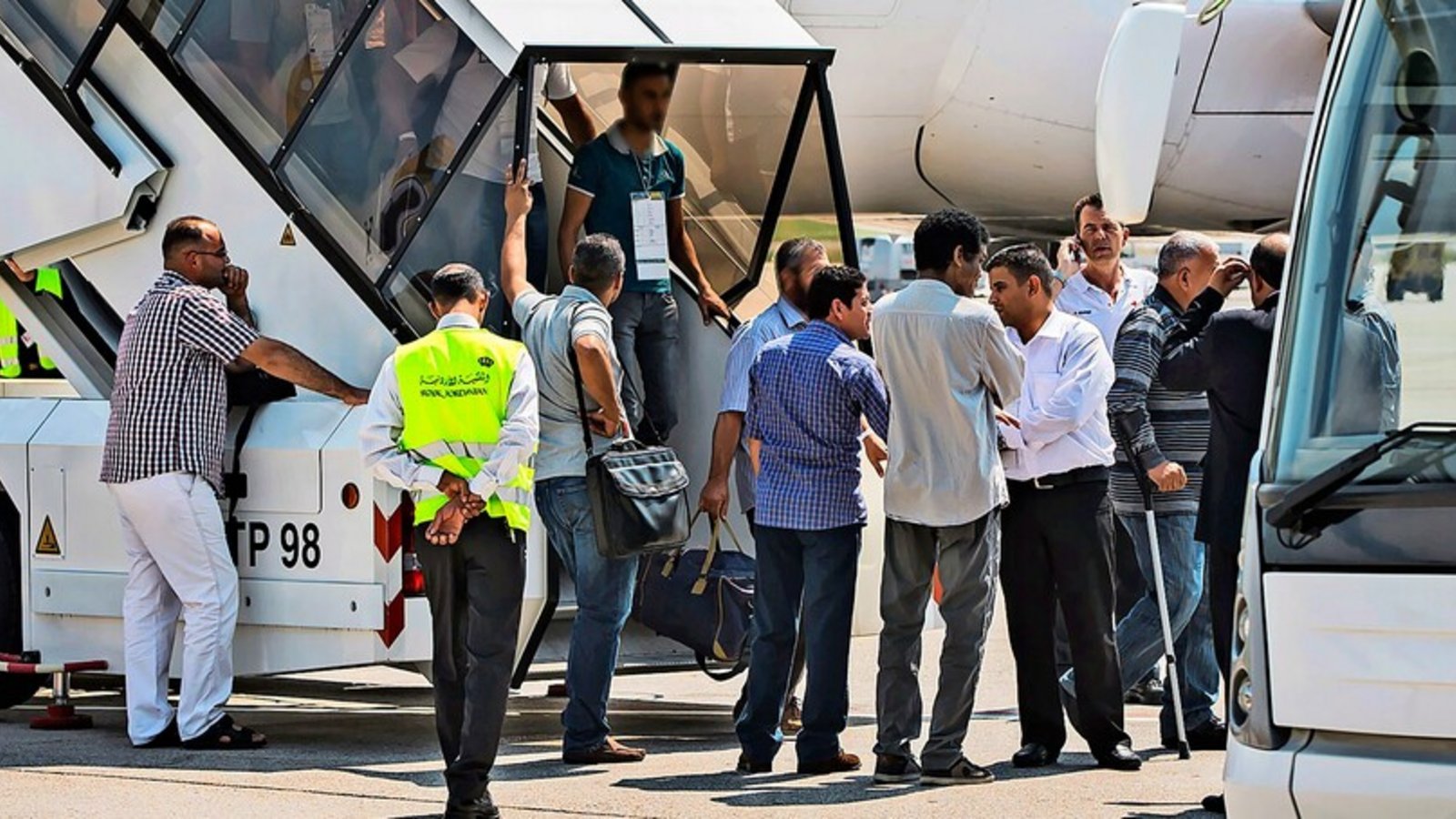 Eine Momentaufnahme von historischer Tragweite: Im Juli 2013 landeten die ersten libyschen Kriegsversehrten in Stuttgart. Danach nahmen Chaos und Unheil ihren Lauf.Foto: Lg/Achim Zweygarth Eine Momentaufnahme von historischer Tragweite: Im Juli 2013 landeten die ersten libyschen Kriegsversehrten in Stuttgart. Danach nahmen Chaos und Unheil ihren Lauf.Foto: Lg/Achim Zweygarth