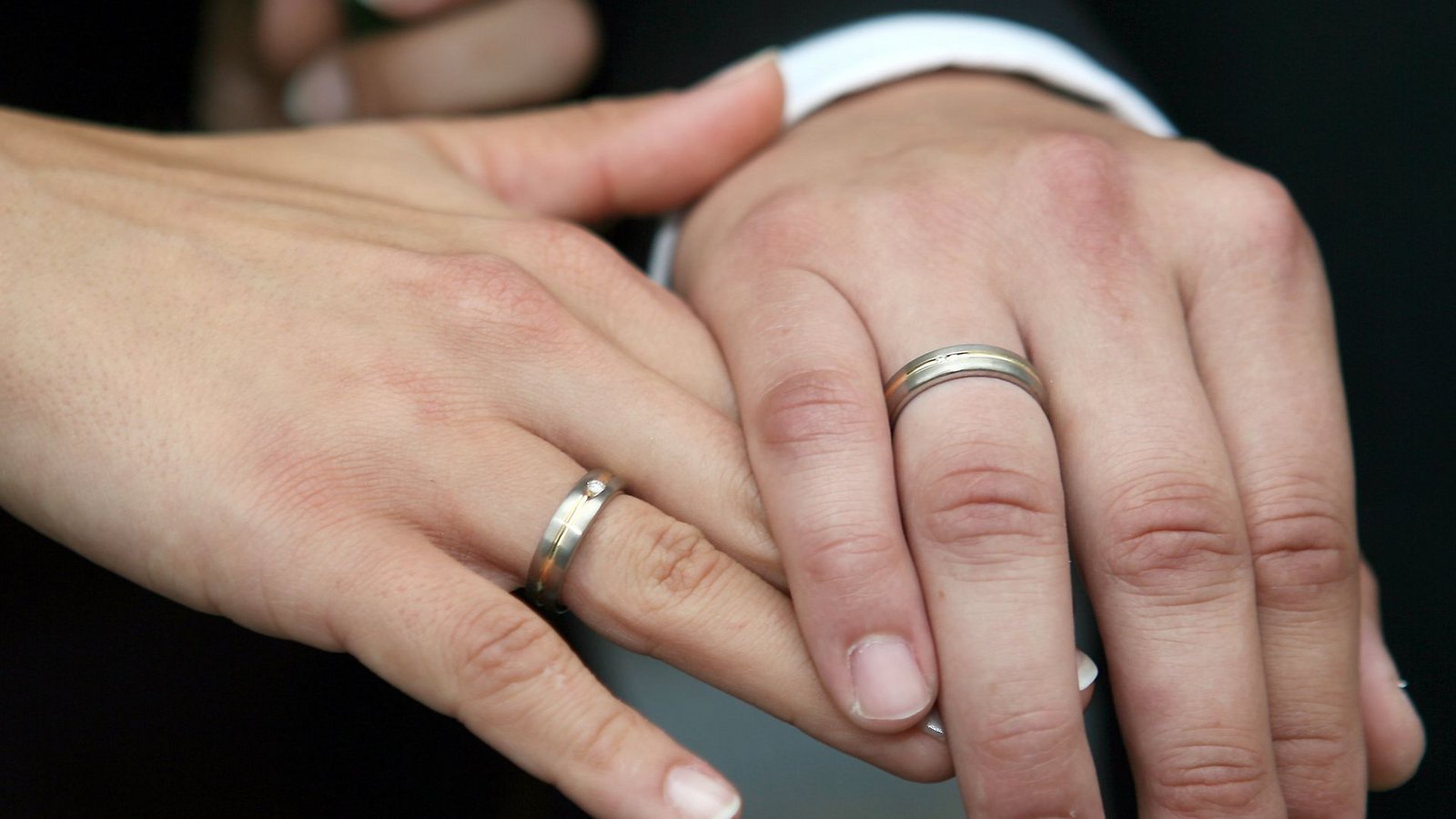 Heiraten, ohne sich jemals gesehen zu haben? Bei einigen Paaren hat das geklappt. (Symbolfoto)Foto: dpa/Frank Leonhardt Heiraten, ohne sich jemals gesehen zu haben? Bei einigen Paaren hat das geklappt. (Symbolfoto)Foto: dpa/Frank Leonhardt