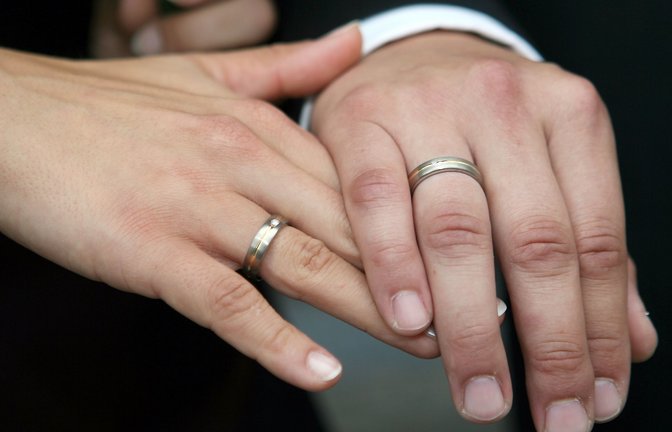 Heiraten, ohne sich jemals gesehen zu haben? Bei einigen Paaren hat das geklappt. (Symbolfoto)<span class='image-autor'>Foto: dpa/Frank Leonhardt</span>