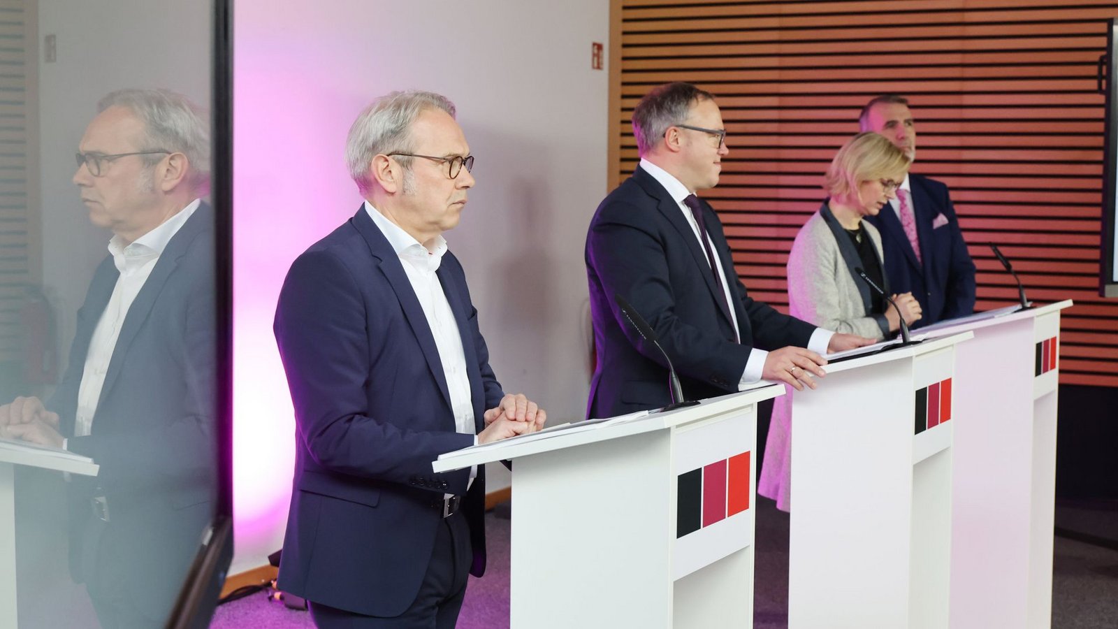 Die Parteispitzen des künftigen Regierungsbündnisses in Thüringen bei der Vorstellung des Koalitionsvertrags.Foto: dpa/Bodo Schackow Die Parteispitzen des künftigen Regierungsbündnisses in Thüringen bei der Vorstellung des Koalitionsvertrags.Foto: dpa/Bodo Schackow