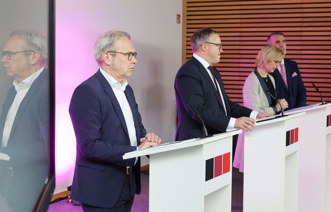 Die Parteispitzen des künftigen Regierungsbündnisses in Thüringen bei der Vorstellung des Koalitionsvertrags.<span class='image-autor'>Foto: dpa/Bodo Schackow</span>