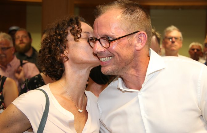 Uwe Skrzypek ist Vaihingens neuer OB, Ehefrau Nathalie gratuliert.     Foto: Bögel