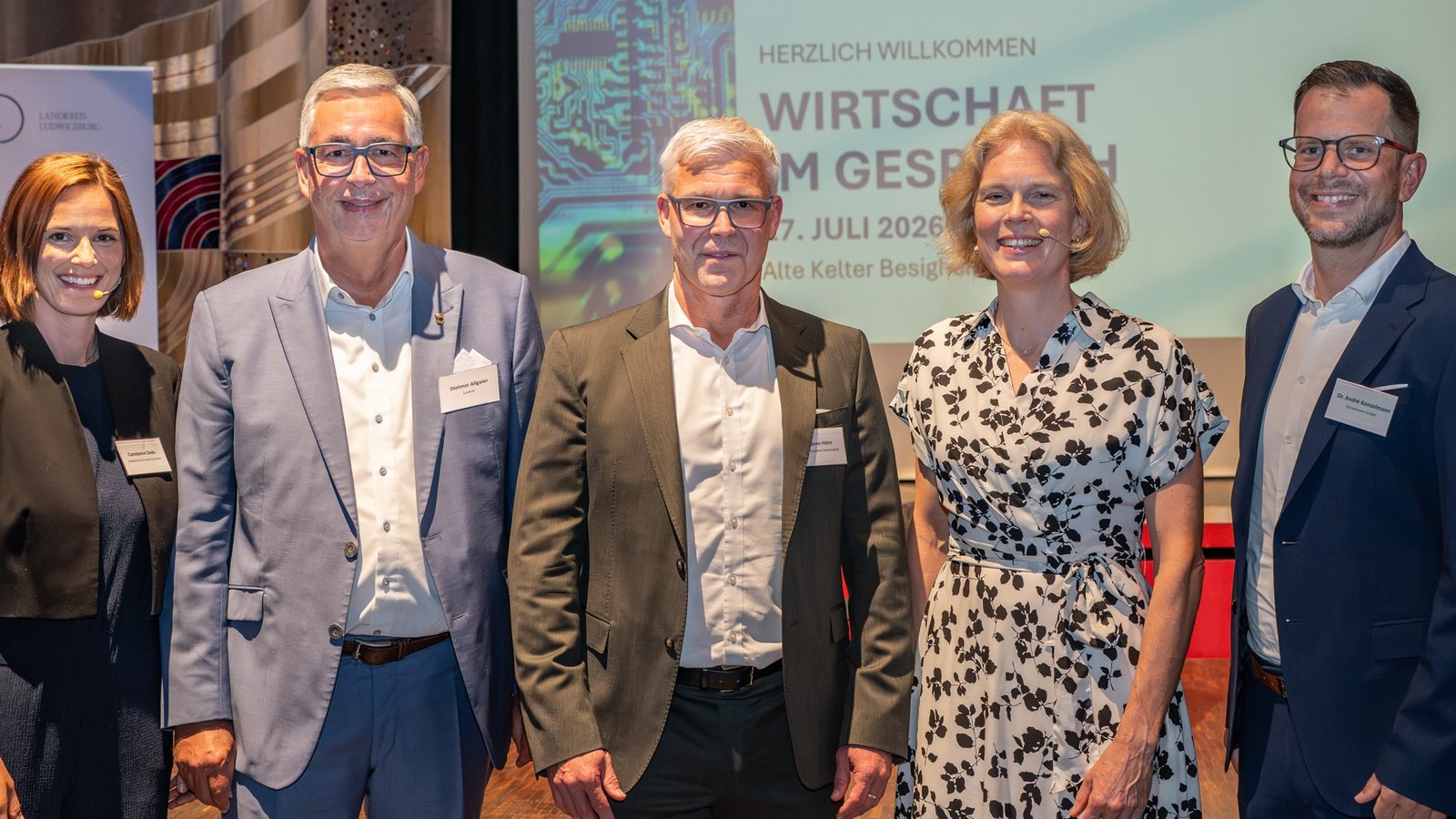 Sprechen über erfolgreichen Mittelstand (von links): Moderatorin Constance Dada, Landrat Dietmar Allgaier, Hanno Höhn, Professorin Dr. Katharina Hölzle und Dr. André Konzelmann. Foto: Landratsamt Ludwigsburg Sprechen über erfolgreichen Mittelstand (von links): Moderatorin Constance Dada, Landrat Dietmar Allgaier, Hanno Höhn, Professorin Dr. Katharina Hölzle und Dr. André Konzelmann. Foto: Landratsamt Ludwigsburg