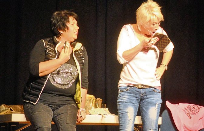 Mit ihrem Programm „Wechseljahre“ waren Petra Binder (links) und Doris Reichenauer zu Gast in Schützingen.  Foto: Stahlfeld
