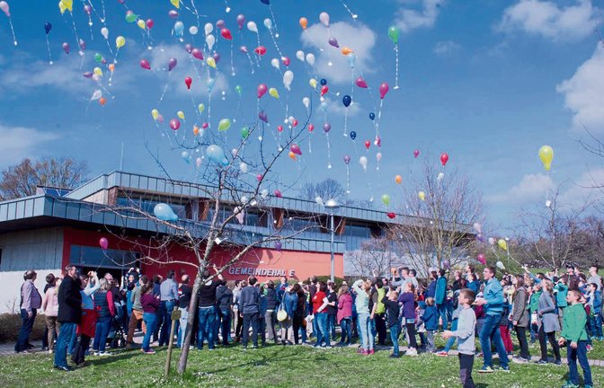 Mehr als 100 Luftballons ließen die Teilnehmer am Sonntag beim Höhepunkt des Jungschar-Ballontags zeitgleich aufsteigen.  Foto: Friedrich