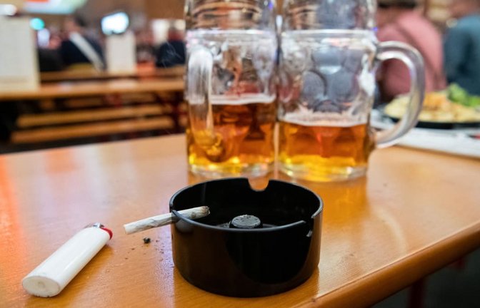 Rauchen ist in den Zelten auf dem Stuttgarter Volksfest nach wie vor erlaubt.<span class='image-autor'>Sebastian Gollnow/dpa</span>