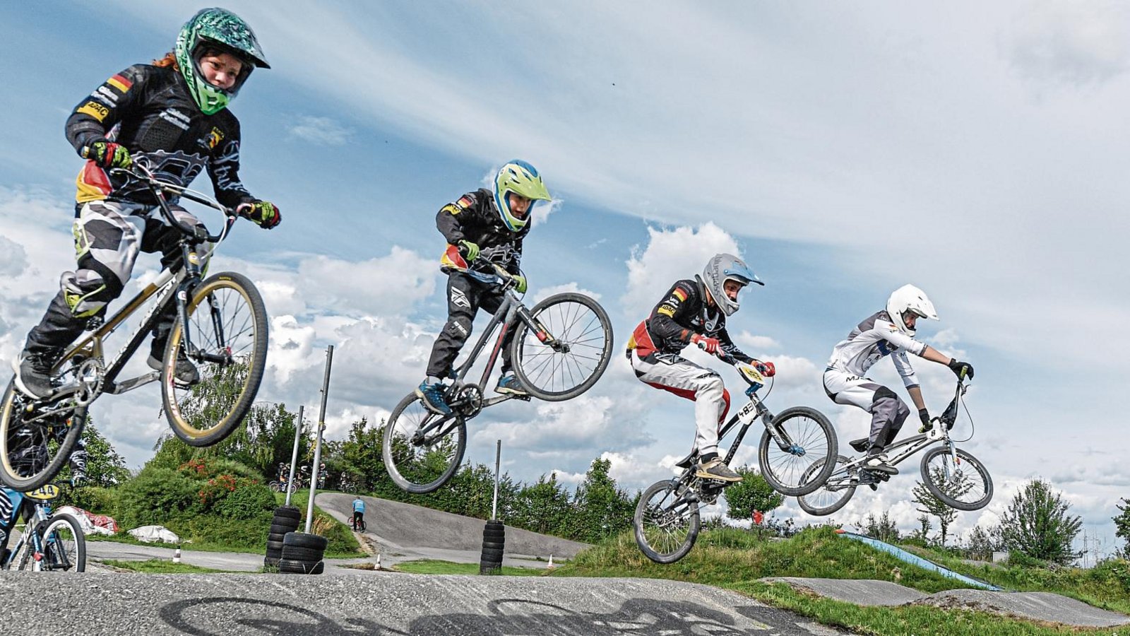 Nun fliegen sie wieder über die Anlage in Nussdorf: die BMX-Fahrer des MSC Strudelbachtal im ADAC Fotos: Leitner Nun fliegen sie wieder über die Anlage in Nussdorf: die BMX-Fahrer des MSC Strudelbachtal im ADAC Fotos: Leitner