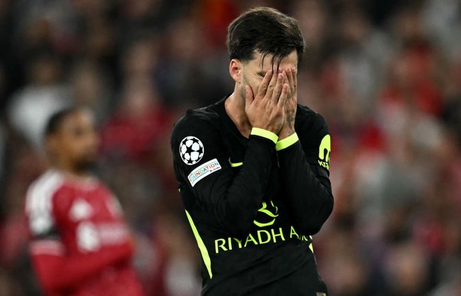 Alex Baena hadert nach einer vergebenen Chance. Am Ende verlor er mit Atletico Madrid gegen den FC Liverpool mit 1:2.<span class='image-autor'>PAUL ELLIS/afp</span>