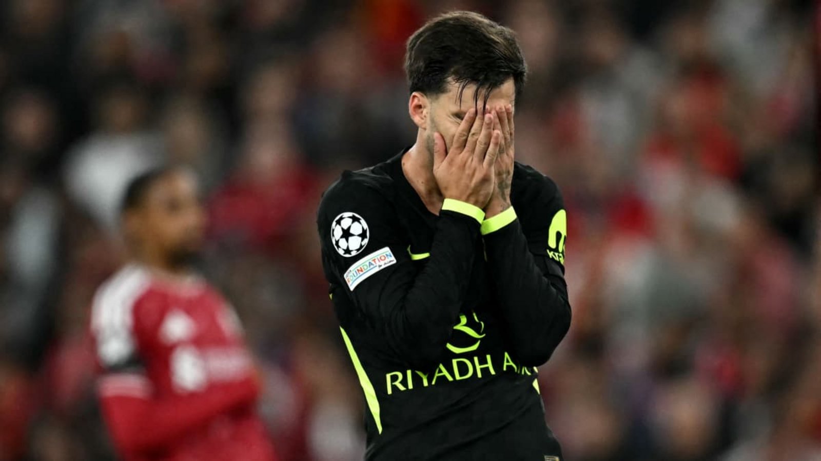 Alex Baena hadert nach einer vergebenen Chance. Am Ende verlor er mit Atletico Madrid gegen den FC Liverpool mit 1:2.PAUL ELLIS/afp Alex Baena hadert nach einer vergebenen Chance. Am Ende verlor er mit Atletico Madrid gegen den FC Liverpool mit 1:2.PAUL ELLIS/afp