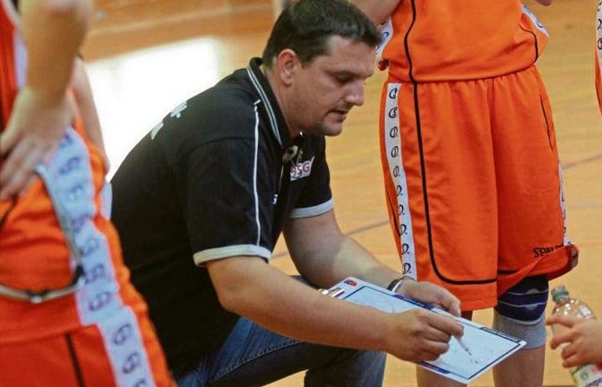 BSG-Trainer Mike Bates (Mitte) gibt in einer Auszeit Anweisungen auf dem Taktikboard. Werden die Vaihingerinnen damit Oberliga-Spitzenreiter VfL Waiblingen schlagen? Foto: Nachreiner