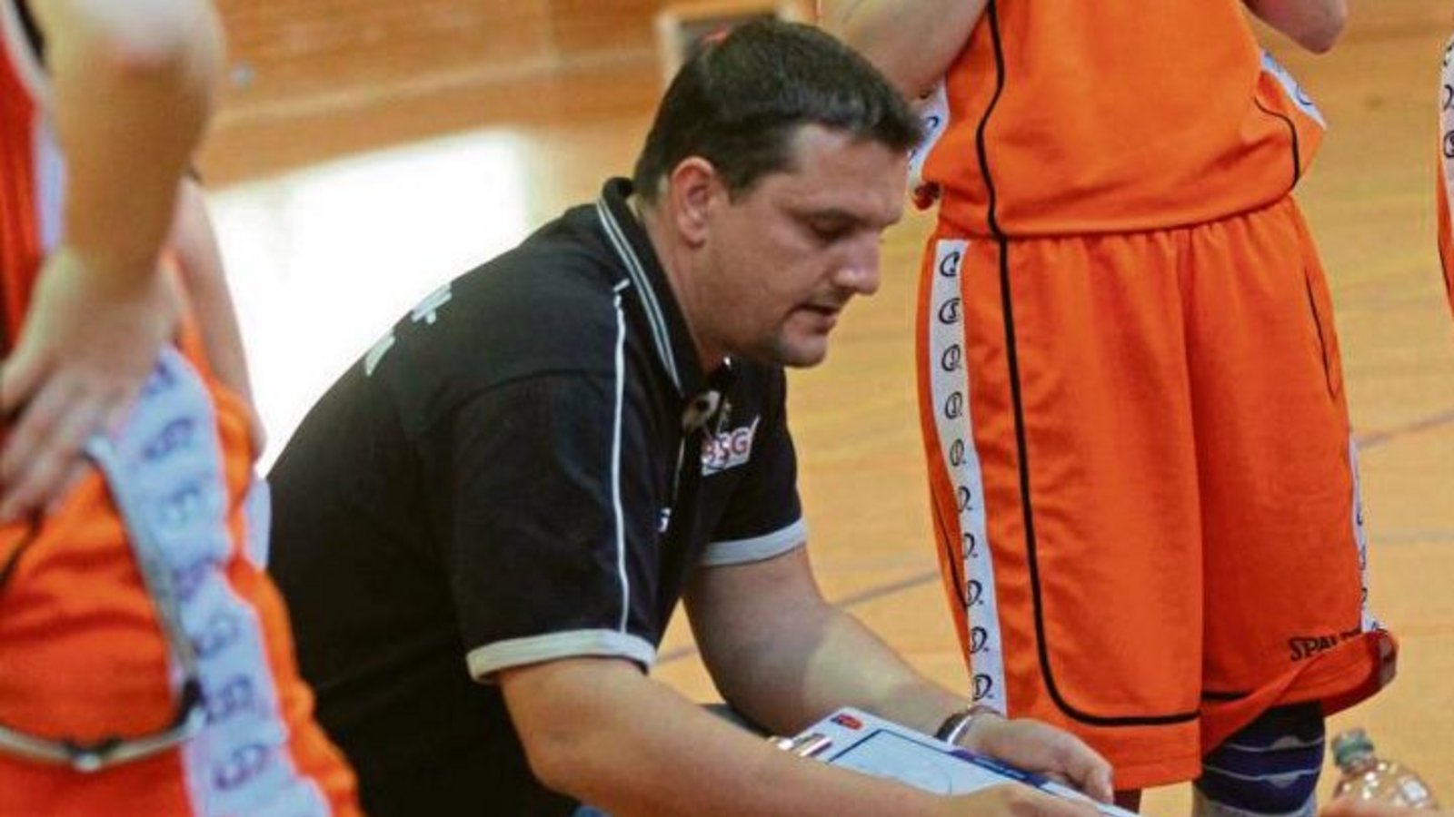 BSG-Trainer Mike Bates (Mitte) gibt in einer Auszeit Anweisungen auf dem Taktikboard. Werden die Vaihingerinnen damit Oberliga-Spitzenreiter VfL Waiblingen schlagen? Foto: Nachreiner