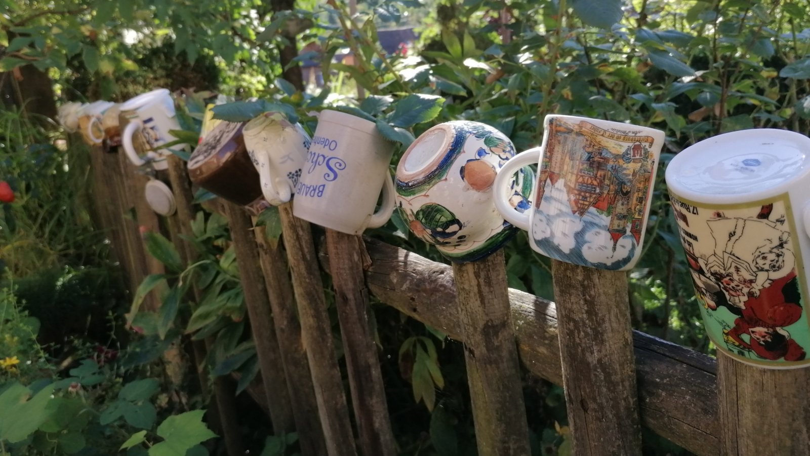 Der Besitzer dieses Gartens am Maulbronner Schafhof hat definitiv nicht mehr alle Tassen im Schrank – sondern auf dem Zaun. Foto: Banholzer Der Besitzer dieses Gartens am Maulbronner Schafhof hat definitiv nicht mehr alle Tassen im Schrank – sondern auf dem Zaun. Foto: Banholzer