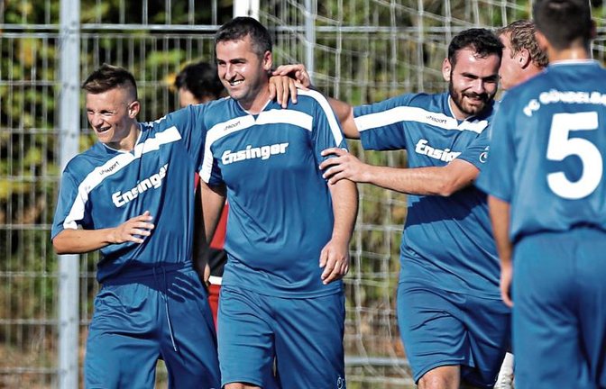 Der FCG will sich im letzten Spiel vor der Pause erneut so freuen wie beim Führungstreffer in Großglattbach (von links) Granit Isafi, Torschütze Hajriz Bajraktari und Raphael Spanidis.  Foto: Küppers