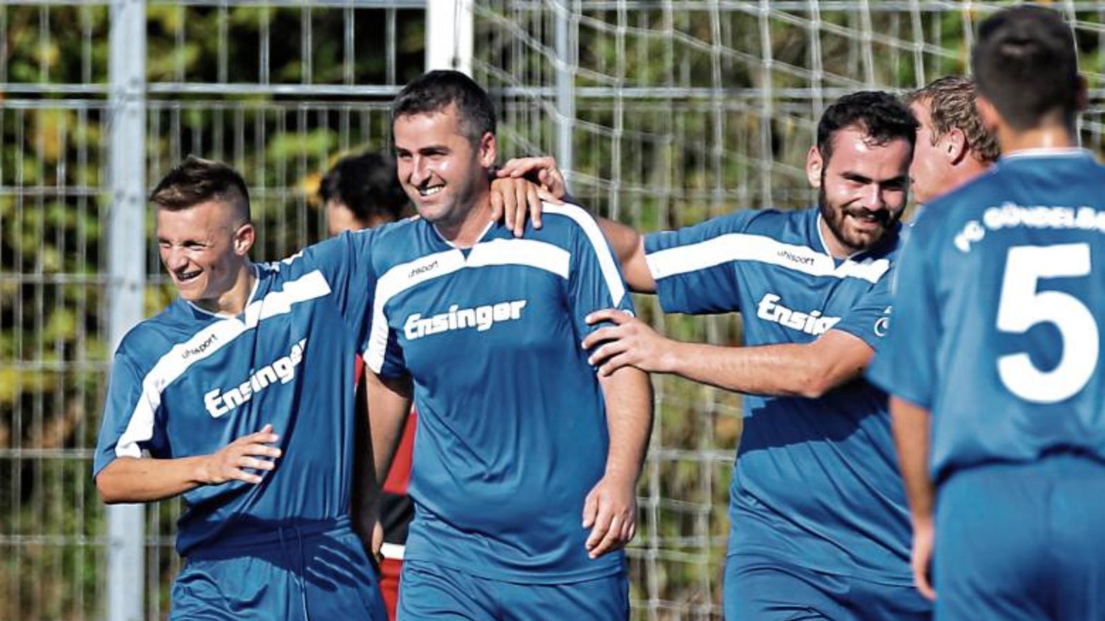 Der FCG will sich im letzten Spiel vor der Pause erneut so freuen wie beim Führungstreffer in Großglattbach (von links) Granit Isafi, Torschütze Hajriz Bajraktari und Raphael Spanidis. Foto: Küppers Der FCG will sich im letzten Spiel vor der Pause erneut so freuen wie beim Führungstreffer in Großglattbach (von links) Granit Isafi, Torschütze Hajriz Bajraktari und Raphael Spanidis. Foto: Küppers