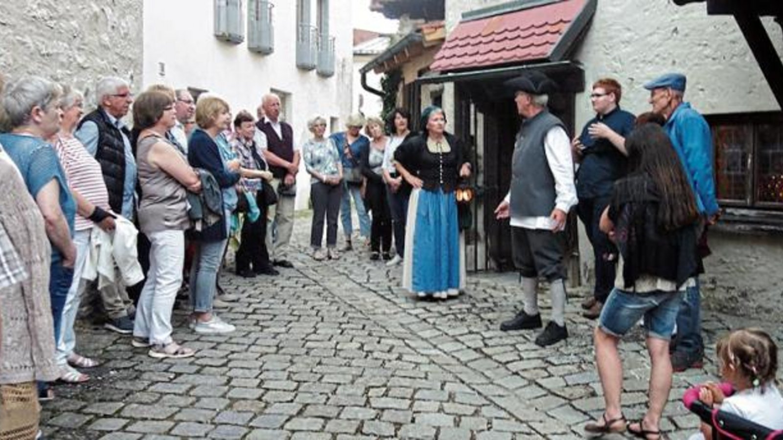 Geschichte interaktiv: Beilngrieser Bürger spielen für die Sachsenheimer Gäste Theater.  Foto: p