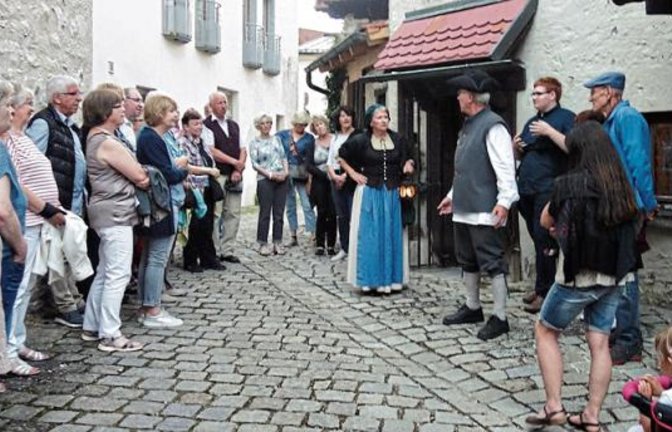 Geschichte interaktiv: Beilngrieser Bürger spielen für die Sachsenheimer Gäste Theater.  Foto: p