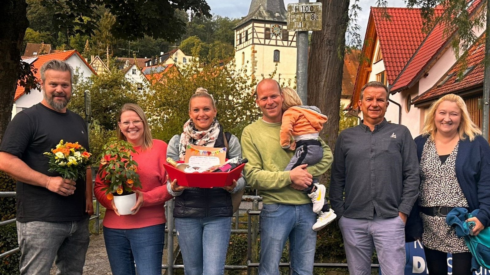Groß ist in Aurich die Freude über die neue Schulleiterin (von links): Ortsvorsteher Michael Bauz mit Katja Herrigel, Nicole Schillinger, Friedemann Budday, Jürgen Pohl und Nina Dietz von der Elterninitiative. Fotos: p Groß ist in Aurich die Freude über die neue Schulleiterin (von links): Ortsvorsteher Michael Bauz mit Katja Herrigel, Nicole Schillinger, Friedemann Budday, Jürgen Pohl und Nina Dietz von der Elterninitiative. Fotos: p