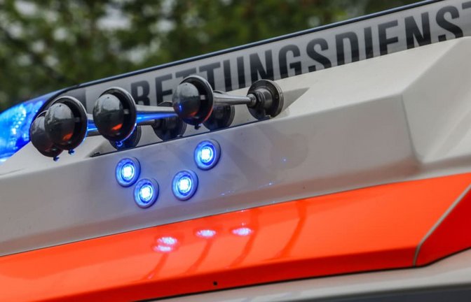 Ein Krankenwagen hat einen Motorradfahrer nach einem Unfall in Echterdingen in eine Klinik gebracht. (Symbolfoto)<span class='image-autor'>Oliver Berg/dpa</span>